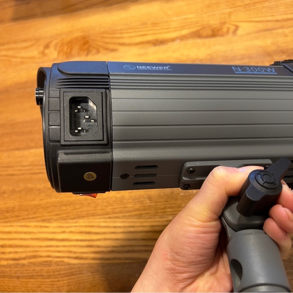 Neewer N-300W Photography Strobe - Picture 5 of 6